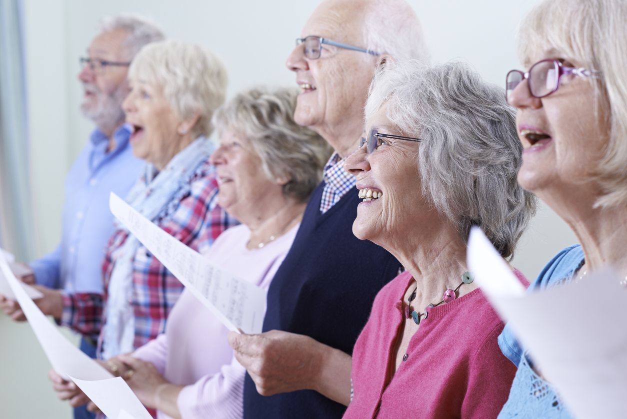 Beneficios de cantar para las personas mayores